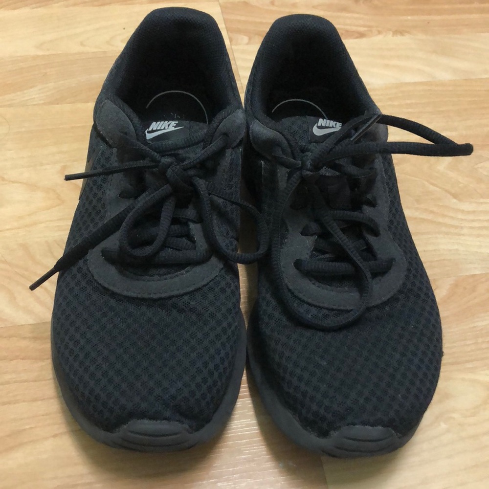 Nike women’s tanjun black running shoe